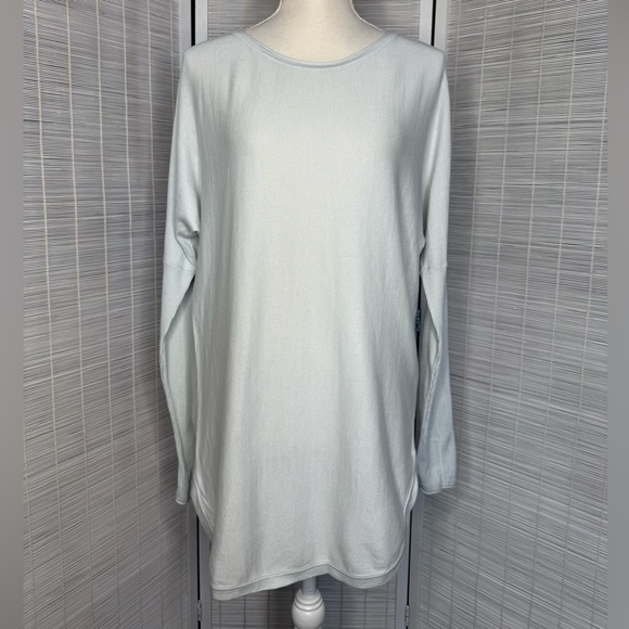 Lululemon Pale Blue/Mint Thin Knit Long Sleeve Size 8 Tight Arms Loose Torso - Picture 1 of 9